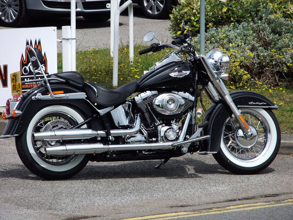 1280px-Harley_Davidson_on_Tritton_Road,_Lincoln,_England_-_DSCF1529